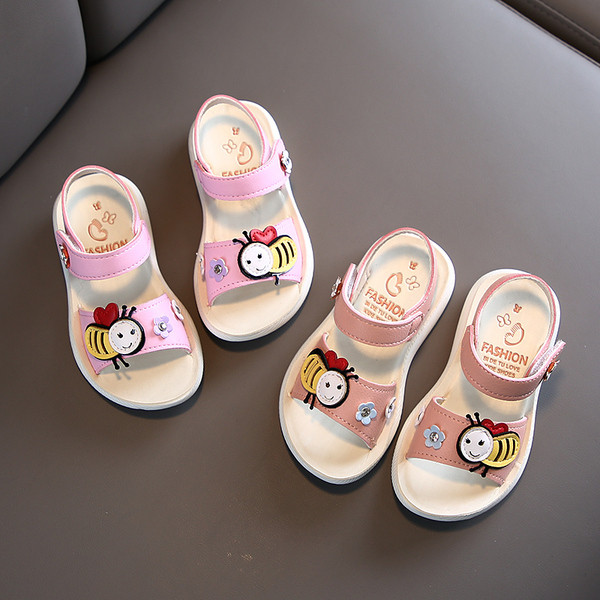 Model nou de sandale pentru copii cu elemente 3D pentru fete