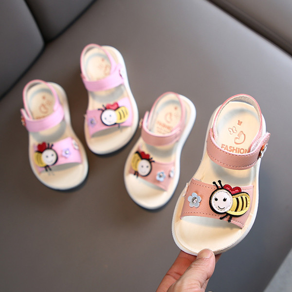 Model nou de sandale pentru copii cu elemente 3D pentru fete