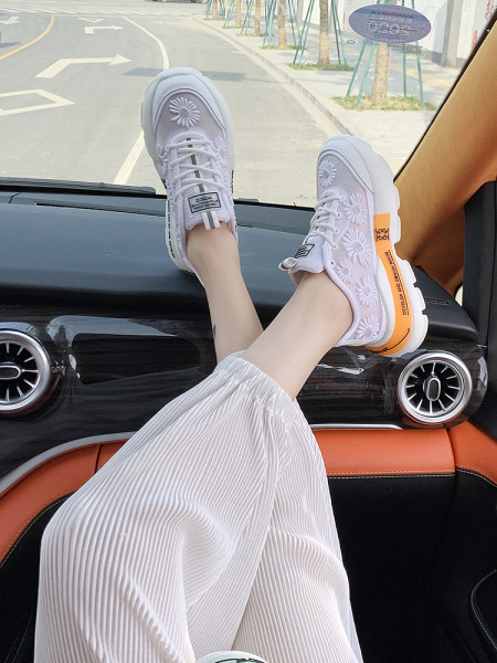 Adidași moderni de damă cu broderie și plasă