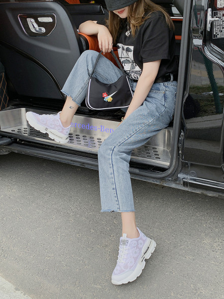 Adidași moderni de damă cu broderie și plasă