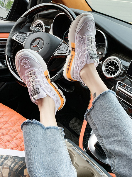 Adidași moderni de damă cu broderie și plasă