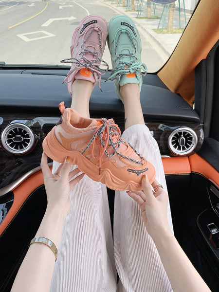 Γυναικεία μοντέρνα αθλητικά παπούτσια με τραχιά σόλα και πολύχρωμα κορδόνια