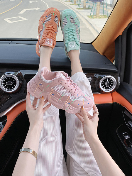 Loviți adidași moderni de damă cu o inscripție pe limbă