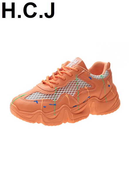 Loviți adidași moderni de damă cu o inscripție pe limbă