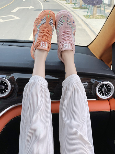 Loviți adidași moderni de damă cu o inscripție pe limbă