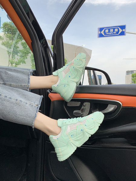 Loviți adidași moderni de damă cu o inscripție pe limbă