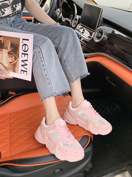 Loviți adidași moderni de damă cu o inscripție pe limbă