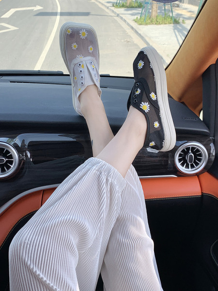 Uus kõrge talla ja värvilise tikandiga naiste tossude mudel