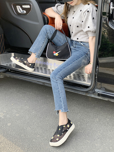 Uus kõrge talla ja värvilise tikandiga naiste tossude mudel