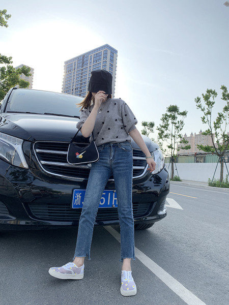 Uus kõrge talla ja värvilise tikandiga naiste tossude mudel