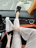 Jauns sieviešu kedu modelis ar augstām zolēm un gumijām