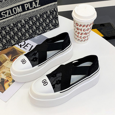 Jauns sieviešu kedu modelis ar augstām zolēm un gumijām