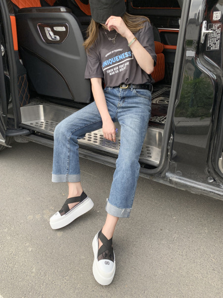 Jauns sieviešu kedu modelis ar augstām zolēm un gumijām