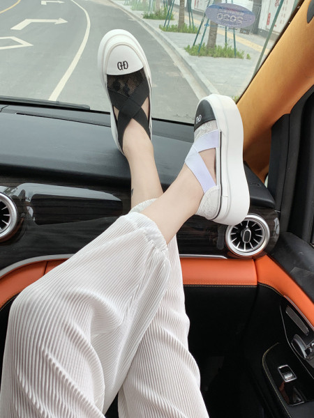 Jauns sieviešu kedu modelis ar augstām zolēm un gumijām