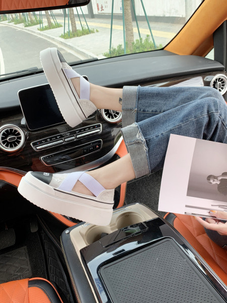 Jauns sieviešu kedu modelis ar augstām zolēm un gumijām