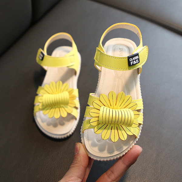 Παιδικά σανδάλια για κορίτσια με λουράκια βελκρό και τρισδιάστατο στοιχείο