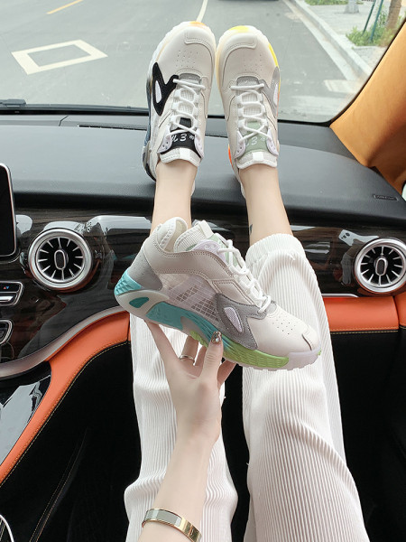 Naiste vabaaja tossud võrgust ja värvilise tallaga