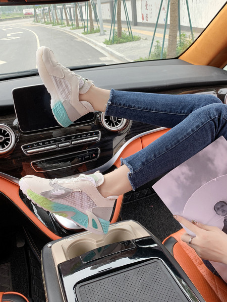 Naiste vabaaja tossud võrgust ja värvilise tallaga