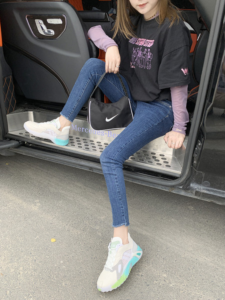 Naiste vabaaja tossud võrgust ja värvilise tallaga