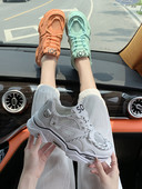 Jauns sieviešu kedu modelis ar raupju zoli un uzrakstu uz mēles