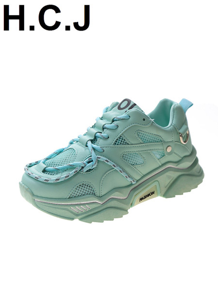 Jauns sieviešu kedu modelis ar raupju zoli un uzrakstu uz mēles