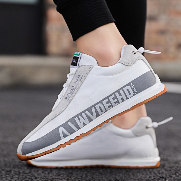 Alkalmi férfi tornacipő felirattal