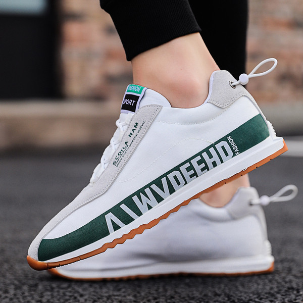 Alkalmi férfi tornacipő felirattal