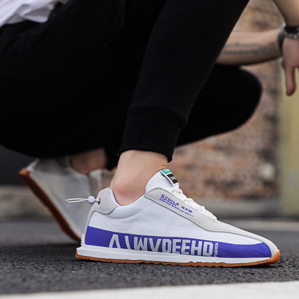 Alkalmi férfi tornacipő felirattal