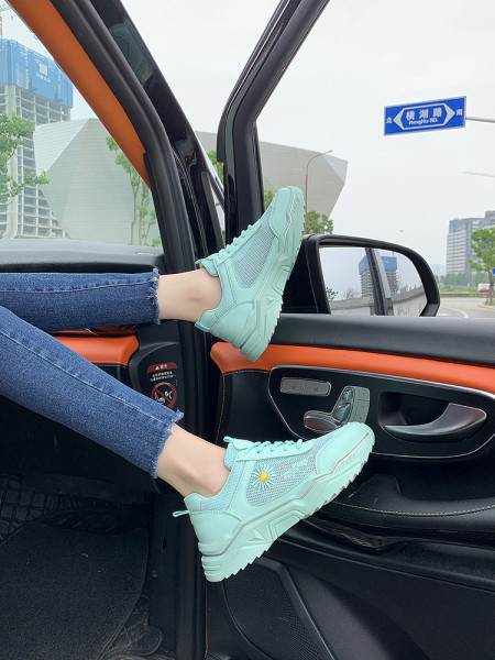 Πολύχρωμα γυναικεία αθλητικά παπούτσια με κέντημα