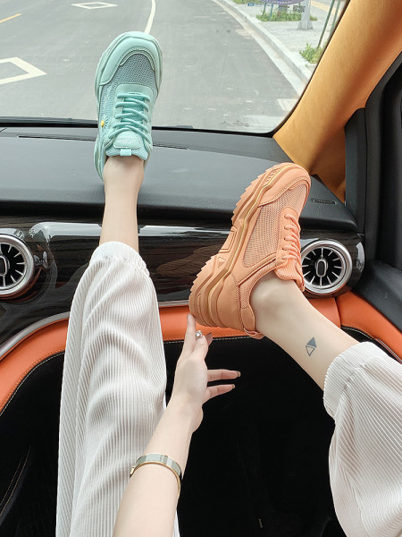 Πολύχρωμα γυναικεία αθλητικά παπούτσια με κέντημα