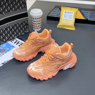 Sieviešu kedas ar krāsainām mežģīnēm un raupju zoli