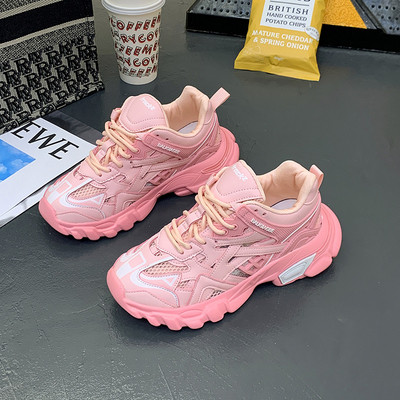 Sieviešu kedas ar krāsainām mežģīnēm un raupju zoli