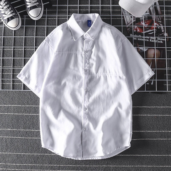 Κομψό ανδρικό πουκάμισο με κλασικό κολάρο, κοντά μανίκια και κουμπιά