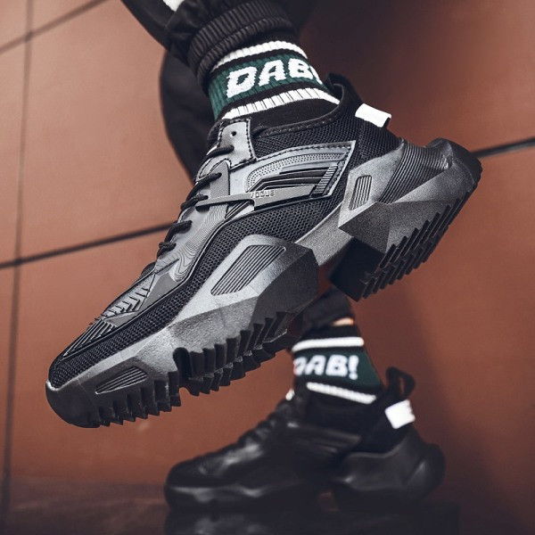 Modern férfi tornacipő durva talppal