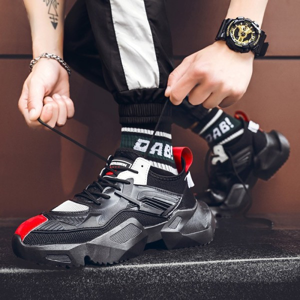 Modern férfi tornacipő durva talppal