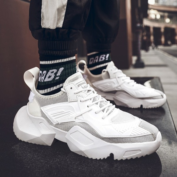 Modern férfi tornacipő durva talppal