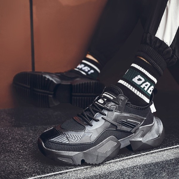 Modern férfi tornacipő durva talppal