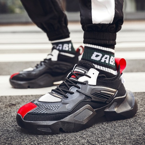 Modern férfi tornacipő durva talppal