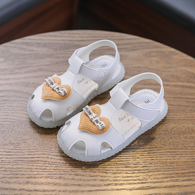 Μοντέρνα παιδικά σανδάλια από οικολογικό δέρμα με τρισδιάστατα στοιχεία για κορίτσια