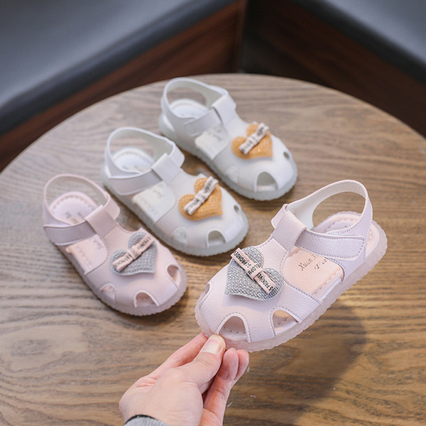 Μοντέρνα παιδικά σανδάλια από οικολογικό δέρμα με τρισδιάστατα στοιχεία για κορίτσια