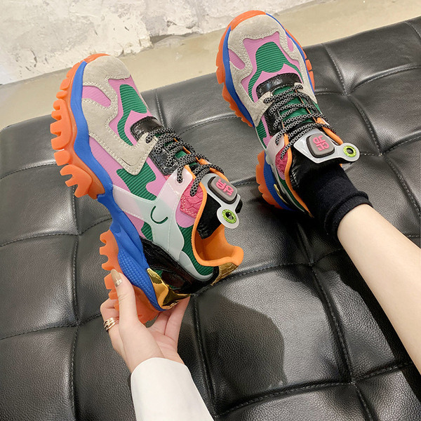 Mitmevärvilised naiste tossud