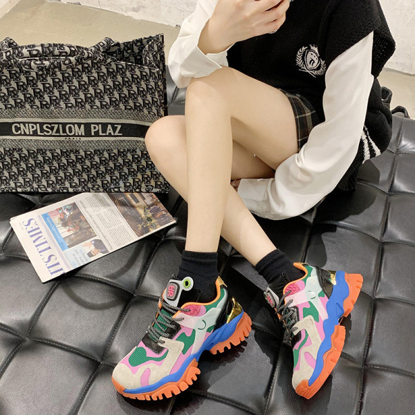 Mitmevärvilised naiste tossud