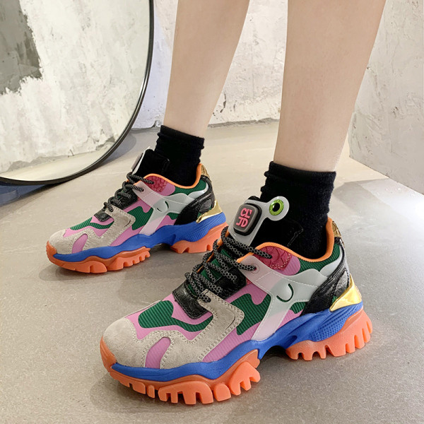 Mitmevärvilised naiste tossud