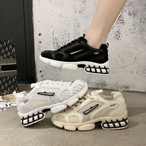 Μοντέρνα γυναικεία αθλητικά παπούτσια με τραχιά σόλα