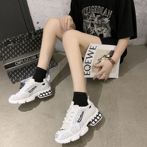 Μοντέρνα γυναικεία αθλητικά παπούτσια με τραχιά σόλα