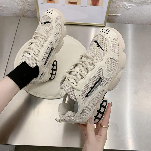 Μοντέρνα γυναικεία αθλητικά παπούτσια με τραχιά σόλα