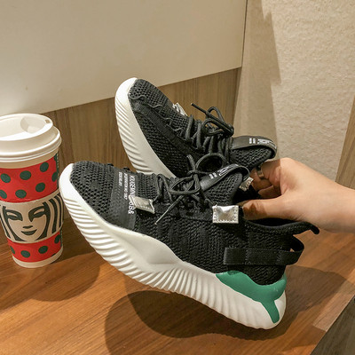 Naiste paelte ja kirjadega sporditossud