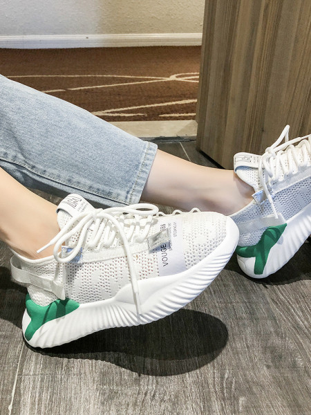 Naiste paelte ja kirjadega sporditossud