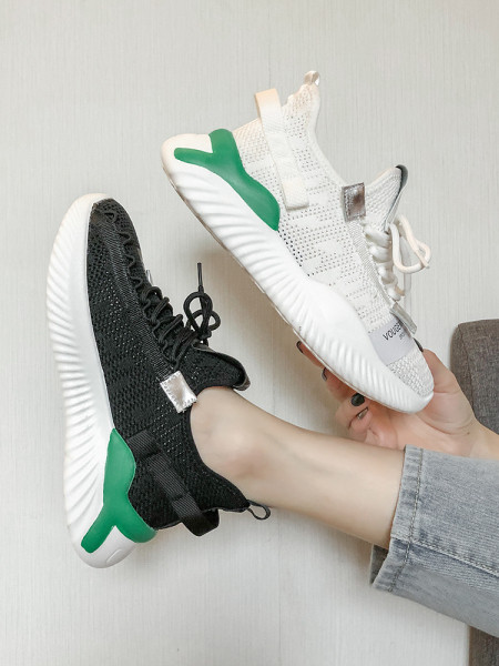 Naiste paelte ja kirjadega sporditossud