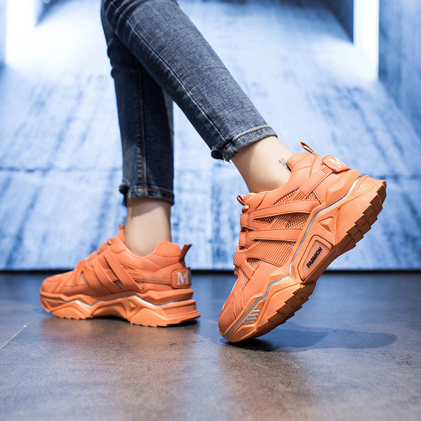 Uus kõrge tallaga naiste vabaaja tossude mudel